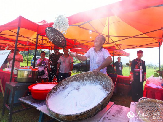 糯米磨成粉后加入糖心，經多次搖晃形成當地特色小吃——虎貝湯圓。余杉芳攝