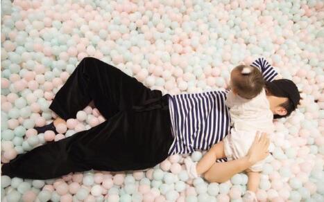 孙怡董子健女儿大福迎一岁生日 董子健晒与女