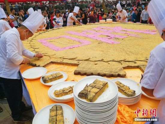 贵州余庆巨型月饼 千人共享--安徽频道--人民网