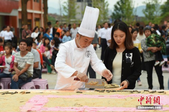 贵州余庆巨型月饼 千人共享--安徽频道--人民网
