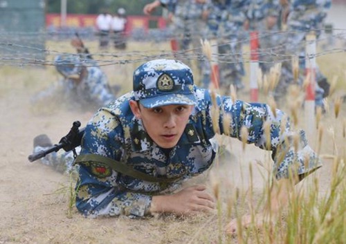 吴磊回应抢饭梗:军训凭本事抢饭,我们桌都是抢