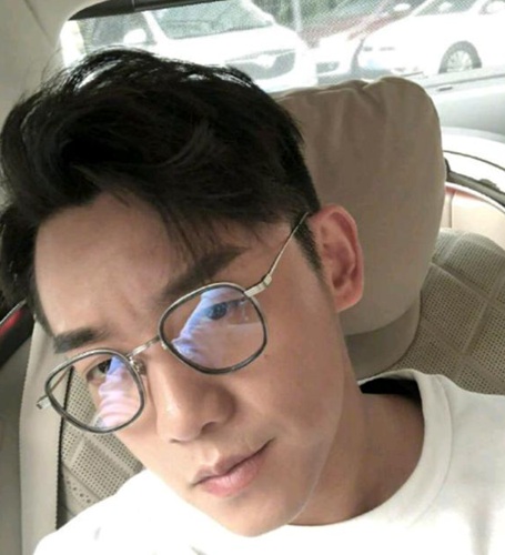 郑凯晒自拍自嘲像雷佳音,雷佳音竟然这样回复