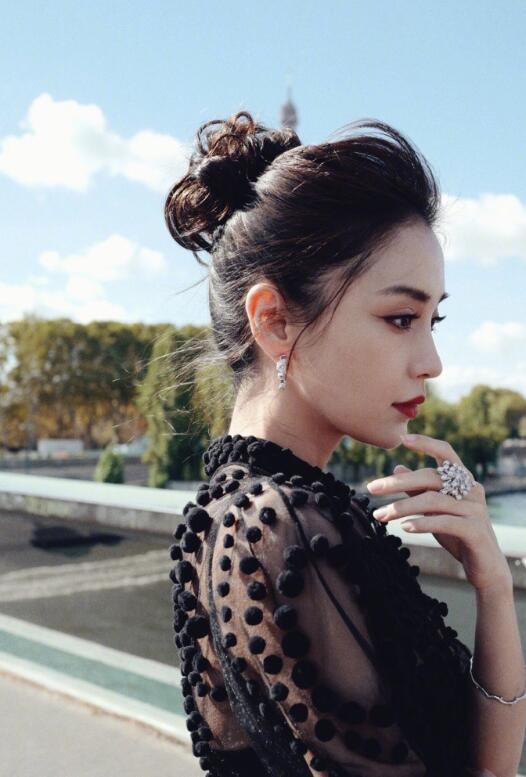 Angelababy红唇电眼照 黑色长裙美艳动人