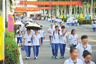 网友热议:中小学生带手机入校,该不该管?