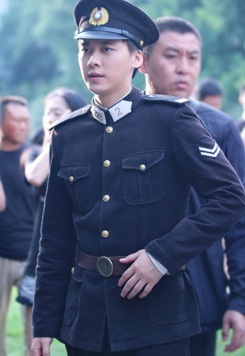 李易峰新剧杀青!现场军装造型充满阳刚之气