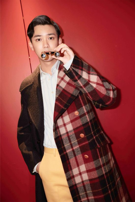 熊梓淇首次亮相巴黎时装周 演绎法式复古摩登