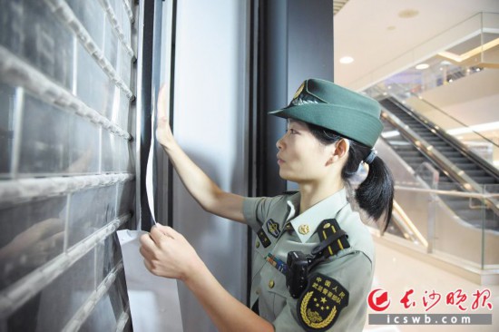 昨日,长沙消防执法监督员对私改消防门的经营门店实施临时查封。长沙晚报记者 刘琦 摄