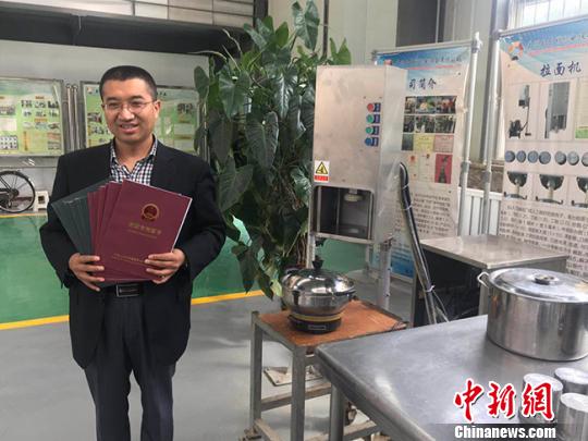 兰州一教授研发牛肉面拉面机:面条筋道 远销海