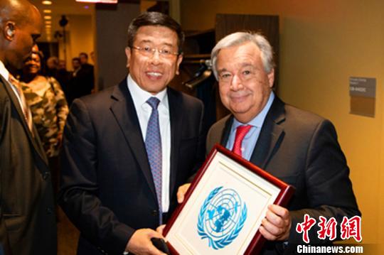 四川广元农妇巧手刺绣作品赠送联合国秘书长