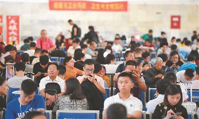 国庆将至南京长途汽车东站客流明显增多--江苏