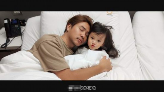 欧弟娇妻晒二胎女儿艺术照 小公主正在熟睡中