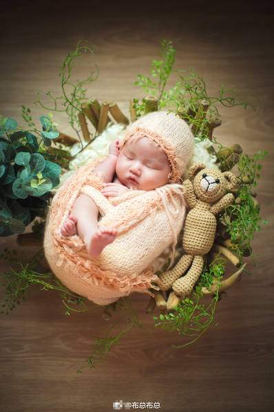 欧弟娇妻晒二胎女儿艺术照 小公主正在熟睡中