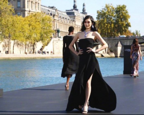 奚梦瑶抹胸黑裙走秀优雅大气 身材高挑吸睛