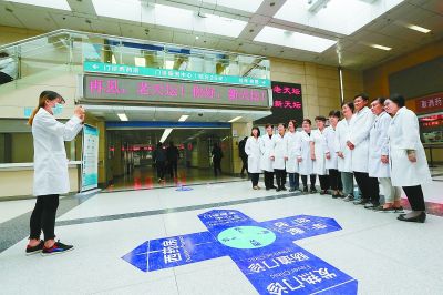 天坛医院老院区门诊今日停诊 医生患者依依惜