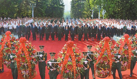 首府各界向烈士敬献花篮 鹿心社陈武等出席仪