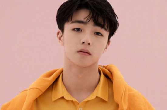 陈立农素颜唱《想自由》获赞 穿睡衣煮水饺也