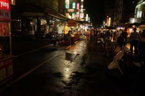 “韩国瑜热潮”带动高雄六合夜市人气回升 “韩国瑜热潮”带动高雄六合夜市人气回升