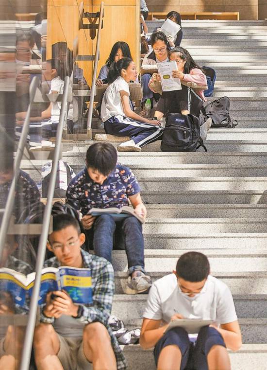 深圳:徜徉书海 收获满满