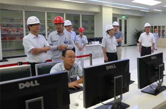 来到皖能铜陵公司百万机组集控室看望慰问坚守岗位的生产一线职工.