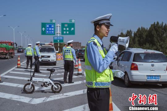 “十一”長假西安高速交警共查處各類違法3540余例