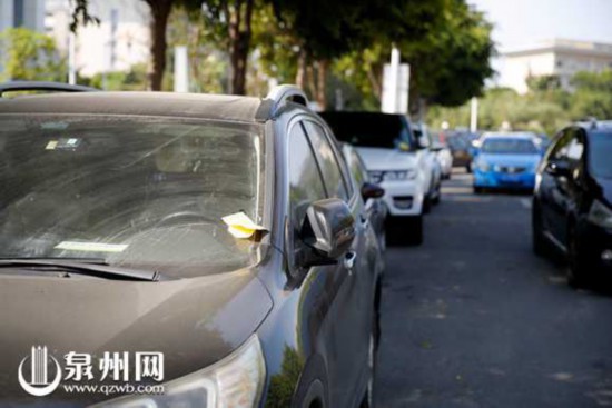 泉州新行政服务中心首日办公 还有不少市民走