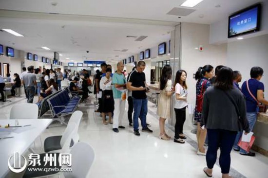 泉州新行政服务中心首日办公 还有不少市民走