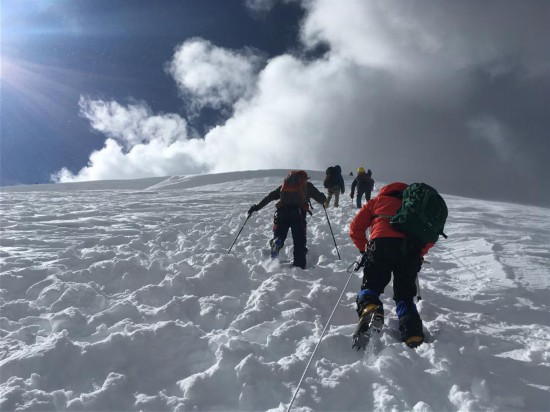 图为登山爱好者向山顶前进(10月5日摄). 新华社记者 王沁鸥 摄