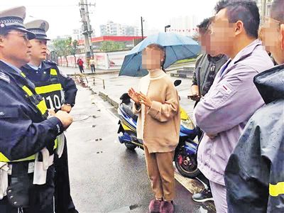 因睡懒觉误乘客火车 网约车司机首次接单赔1300元