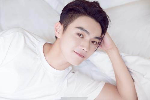 尴尬了!许凯给粉丝签名 三个字竟写错两个