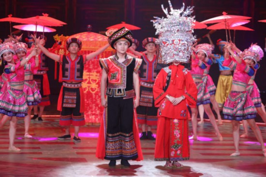 (贺州表演者身着瑶族新婚服饰)