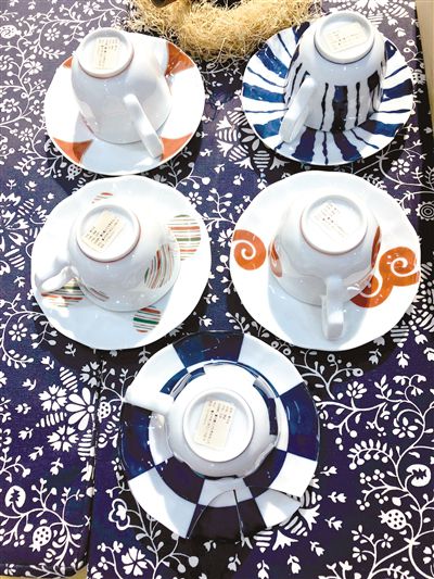 逛商场打碎咖啡杯托盘 遭索赔近千元 怎么办?