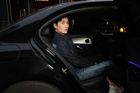 朱一龙受邀巴黎时装周 携手顶奢品牌漫步卢浮