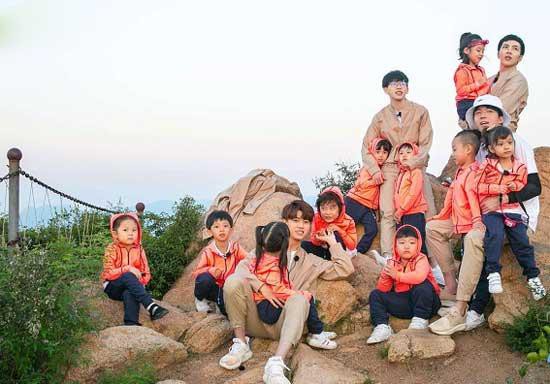《超能幼稚園》萌娃爬山實習老師唱“山歌”鼓勵