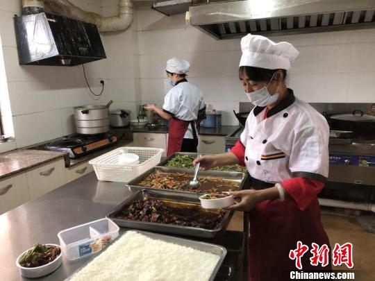 一元食堂汇爱心 浙江洞头聚社会之力办老人食