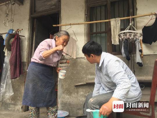 婆婆精心照顾18年 植物人儿媳开口歌唱:世上只有妈妈好