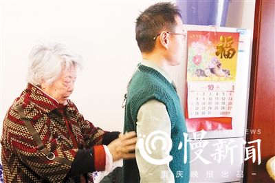 八旬婆婆织毛背心送6名医生 感谢对老伴的照顾