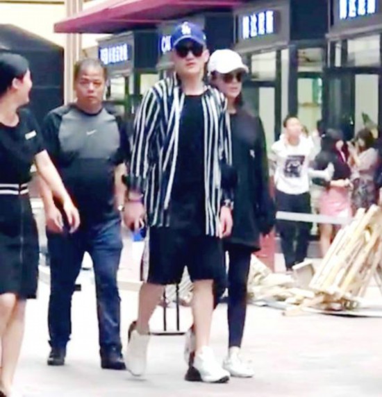 张馨予何捷现身家具城 衣着宽松踩平底鞋被疑