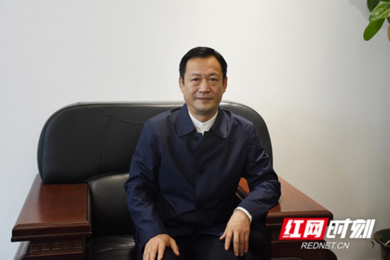 缘道老总_鸿星尔克老总图片