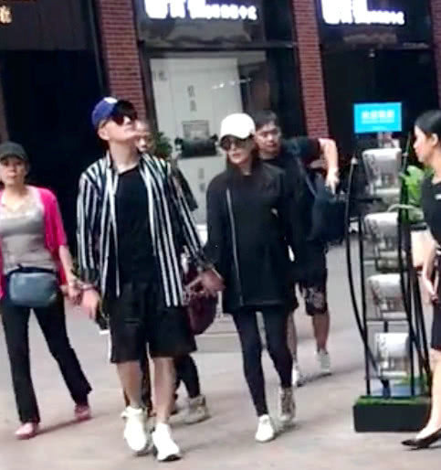 张馨予何捷现身家具城 衣着宽松踩平底鞋被疑