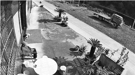 看到老父亲独自坐在门口 监控那头的儿子哽咽