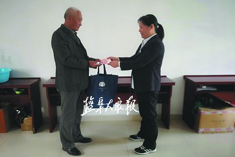 盐城七旬老人乘车丢数千元 公交人妥善保管并归还