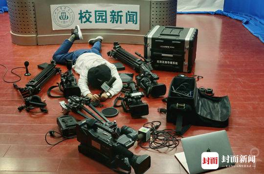 脑洞大开!高校学生另类假摔炫富照 晒出专业