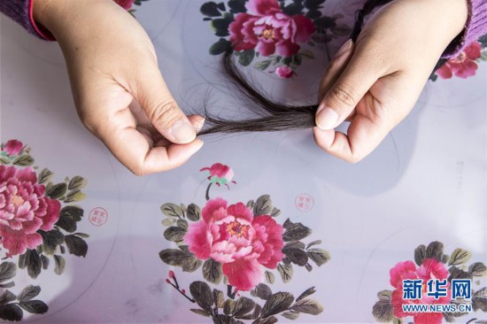 江苏东台:青丝绣成画 产品远销海内外