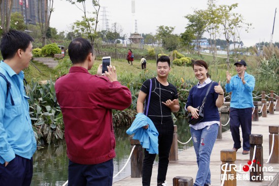 圖片默認標題_fororder_5、游人在那考河濕地公園拍照