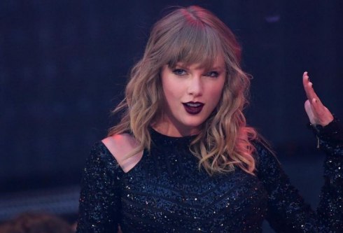 暖心偶像!泰勒再伸援手捐赠上万美元救粉丝母亲