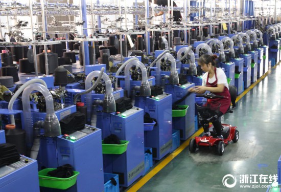 诸暨:骑著电动车 管理织袜机--陕西频道--人民网