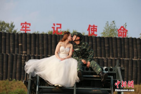 武警婚纱照_婚纱照图片室内