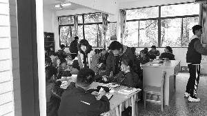 盐城市初级中学“学生拼桌围坐听课”引热议