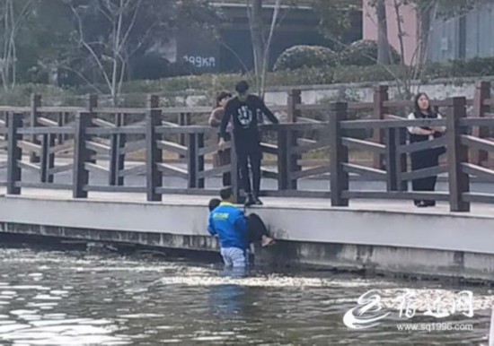 女子想不開投河輕生 宿遷男子成功救人自己受傷