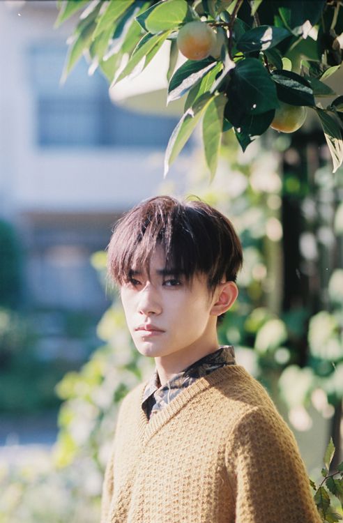 易烊千玺秋日旅拍写真 静心感受慢生活(组图)